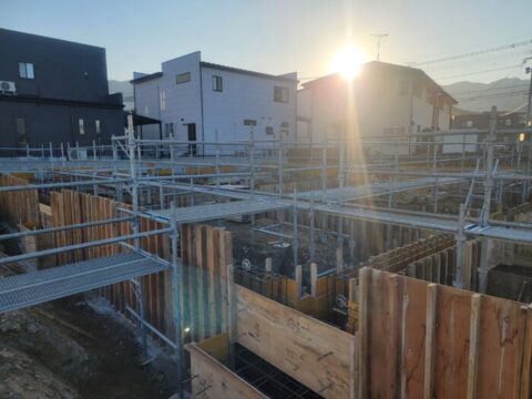 地中梁建て込み中