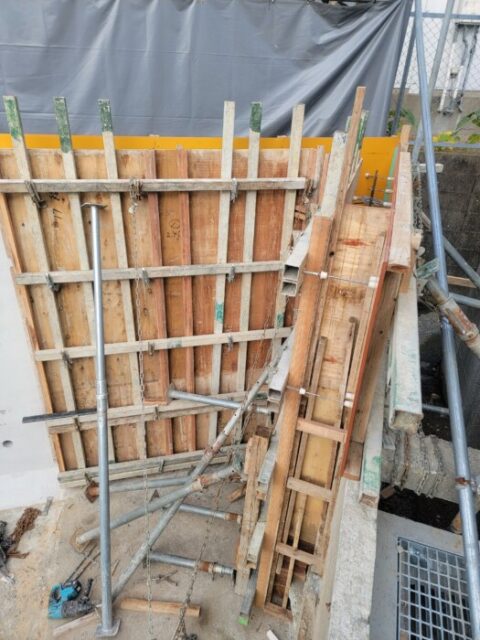 継ぎ目建て込み。