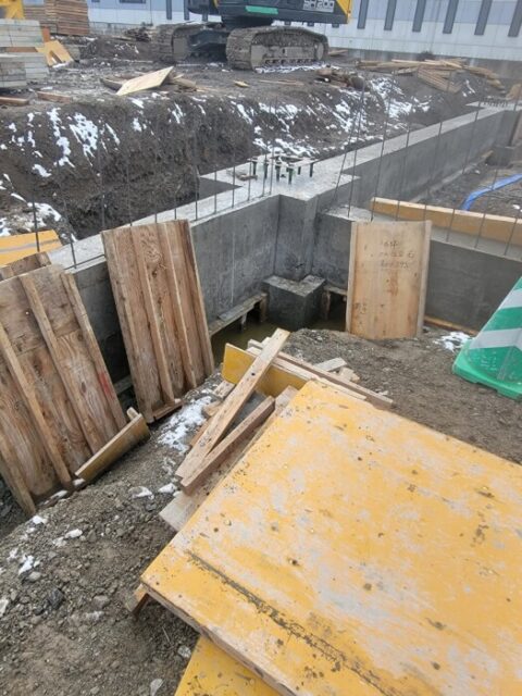 地中梁解体中。