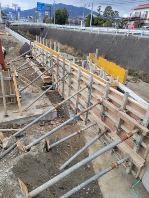 建て込み完了。明日はコンクリ打ち😄