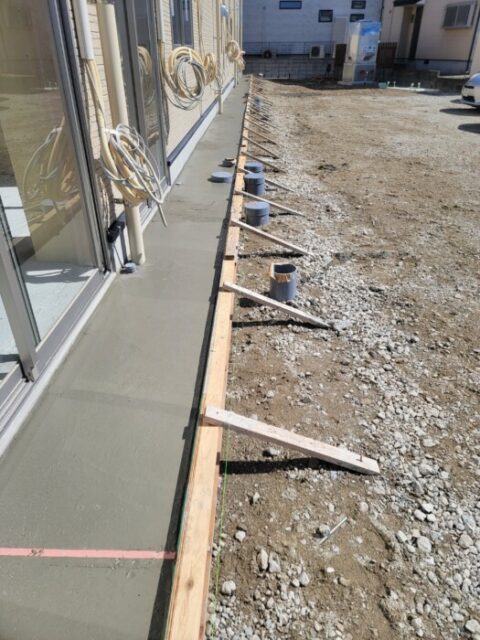 犬走りコンクリート打設😊