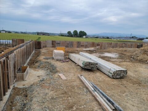 地中梁建て込み