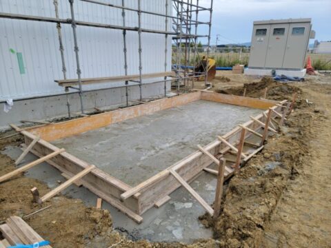 コンクリート止め、ベース