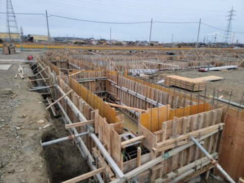 地中梁建て込み